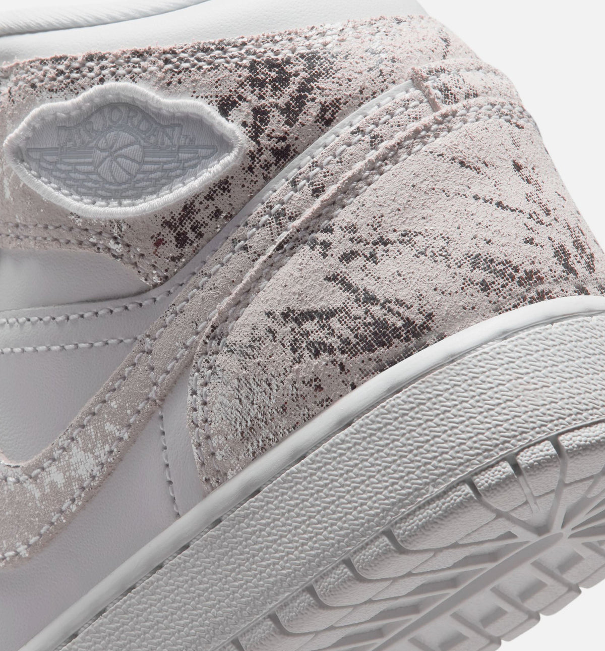Air Jordan 1 Mid SE – Grade School Lifestyle Shoe in White/Field Silver